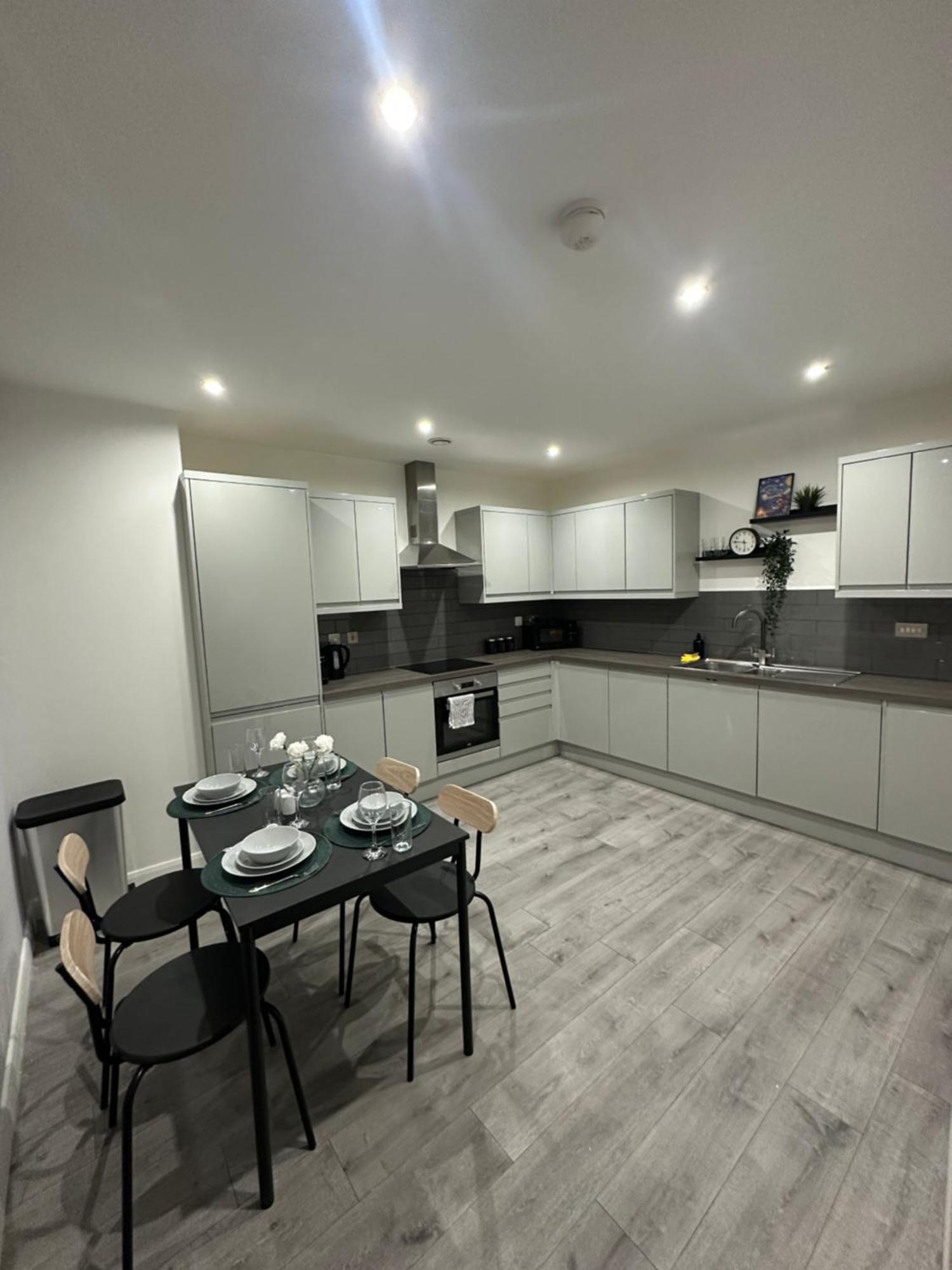 Retro Suite A Luxury Apartment With King Size Bed Wii Games And Entertainment Leicester Luaran gambar