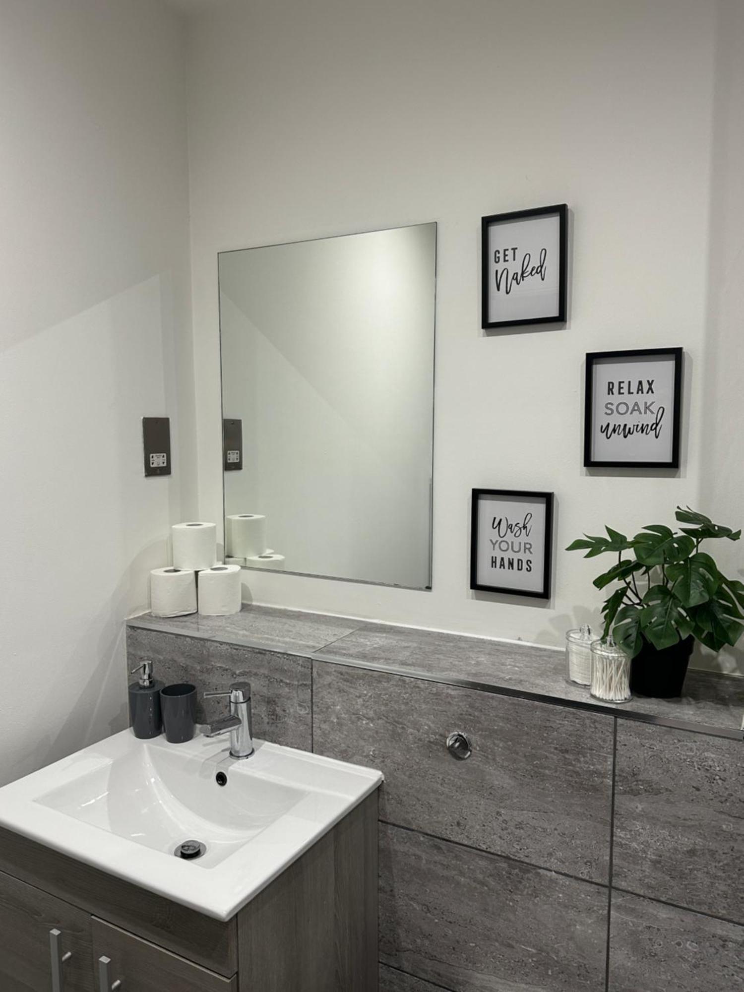 Retro Suite A Luxury Apartment With King Size Bed Wii Games And Entertainment Leicester Luaran gambar